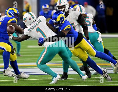 Inglewood, Usa. November 2024. Der Miami Dolphins Quarterback Tua Tagovailoa (1) fummelte sich am Montag, den 11. November 2024, im SoFi Stadium von Los Angeles Rams Linebacker Jared Stse (R). Die Delfine führen in der Halbzeit 10:6 Uhr an. Foto: Jon SooHoo/UPI Credit: UPI/Alamy Live News Stockfoto