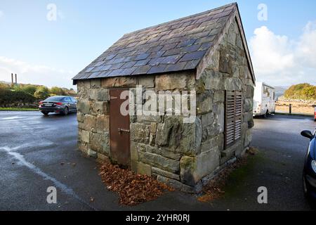 Kleines Gebäude aus Stein und Schiefer in der Mitte des Steinkännchen-Parkplatzes in der Nähe des Schwanenparks buncrana, County donegal, republik irland Stockfoto