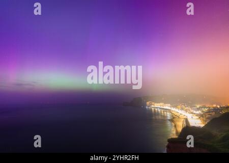 Aurora Borealis über Etretat France Cliffs: Eine traumhafte Küstenlandschaft Stockfoto