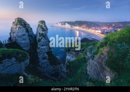 Sonnenuntergang über den Kreidefelsen von Etretat: Ein spektakulärer Abend in der Normandie Frankreich Stockfoto