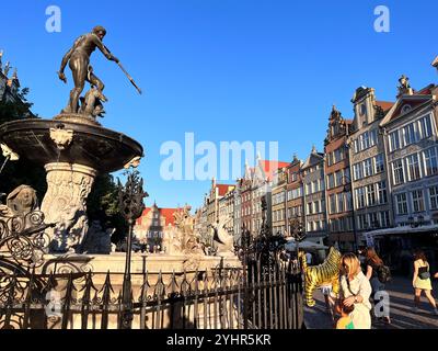 Neptunbrunnen und Statue als beliebtes Wahrzeichen und Touristenziel in Dlugi Targ, Altstadt von Danzig, Polen, Europa, EU Stockfoto