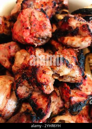 Nahaufnahme köstlich gegrillter Fleischspieße mit rauchiger, verkohlter Außenseite. Diese saftigen Fleischstücke sind perfekt gewürzt und sorgen für ein herzhaftes und satis Stockfoto