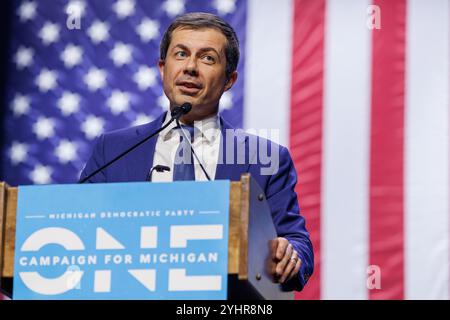 Detroit, Michigan, USA. November 2024. PETE BUTTIGIEG spricht bei der Wahlnachtwache der Michigan Democratic Party in Detroit. (Kreditbild: © Andrew Roth/ZUMA Press Wire) NUR REDAKTIONELLE VERWENDUNG! Nicht für kommerzielle ZWECKE! Stockfoto