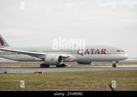 Qatar Airways und Star Alliance Flugzeuge am Flughafen , Deutschland, Hessen, Frankfurt am Main, 12.11.2024, ein Qatar Airways Boeing 787 und ein Lufthansa Star Alliance Flugzeug auf dem Rollfeld bei bewölktem Himmel am Flughafen, bereit für den Abflug. Kennung A7-BHE *** Qatar Airways und Star Alliance Flugzeuge am Flughafen , Deutschland, Hessen, Frankfurt am Main, 12 11 2024, eine Qatar Airways Boeing 787 und ein Lufthansa Star Alliance Flugzeug auf dem Asphalt unter bewölktem Himmel am Flughafen, bereit für den Start Identifikation A7 BHE Stockfoto