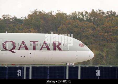 Qatar Airways und Star Alliance Flugzeuge am Flughafen , Deutschland, Hessen, Frankfurt am Main, 12.11.2024, ein Qatar Airways Boeing 787 und ein Lufthansa Star Alliance Flugzeug auf dem Rollfeld bei bewölktem Himmel am Flughafen, bereit für den Abflug. Kennung A7-BHE *** Qatar Airways und Star Alliance Flugzeuge am Flughafen , Deutschland, Hessen, Frankfurt am Main, 12 11 2024, eine Qatar Airways Boeing 787 und ein Lufthansa Star Alliance Flugzeug auf dem Asphalt unter bewölktem Himmel am Flughafen, bereit für den Start Identifikation A7 BHE Stockfoto