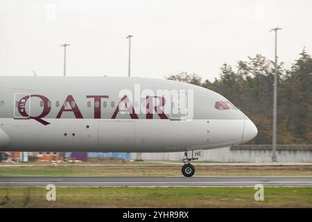 Qatar Airways und Star Alliance Flugzeuge am Flughafen , Deutschland, Hessen, Frankfurt am Main, 12.11.2024, ein Qatar Airways Boeing 787 und ein Lufthansa Star Alliance Flugzeug auf dem Rollfeld bei bewölktem Himmel am Flughafen, bereit für den Abflug. Kennung A7-BHE *** Qatar Airways und Star Alliance Flugzeuge am Flughafen , Deutschland, Hessen, Frankfurt am Main, 12 11 2024, eine Qatar Airways Boeing 787 und ein Lufthansa Star Alliance Flugzeug auf dem Asphalt unter bewölktem Himmel am Flughafen, bereit für den Start Identifikation A7 BHE Stockfoto