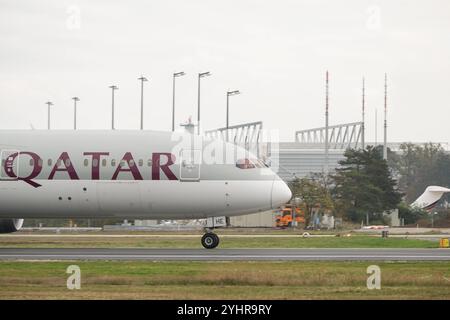 Qatar Airways und Star Alliance Flugzeuge am Flughafen , Deutschland, Hessen, Frankfurt am Main, 12.11.2024, ein Qatar Airways Boeing 787 und ein Lufthansa Star Alliance Flugzeug auf dem Rollfeld bei bewölktem Himmel am Flughafen, bereit für den Abflug. Kennung A7-BHE *** Qatar Airways und Star Alliance Flugzeuge am Flughafen , Deutschland, Hessen, Frankfurt am Main, 12 11 2024, eine Qatar Airways Boeing 787 und ein Lufthansa Star Alliance Flugzeug auf dem Asphalt unter bewölktem Himmel am Flughafen, bereit für den Start Identifikation A7 BHE Stockfoto