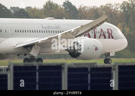 Qatar Airways und Star Alliance Flugzeuge am Flughafen , Deutschland, Hessen, Frankfurt am Main, 12.11.2024, ein Qatar Airways Boeing 787 und ein Lufthansa Star Alliance Flugzeug auf dem Rollfeld bei bewölktem Himmel am Flughafen, bereit für den Abflug. Kennung A7-BHE *** Qatar Airways und Star Alliance Flugzeuge am Flughafen , Deutschland, Hessen, Frankfurt am Main, 12 11 2024, eine Qatar Airways Boeing 787 und ein Lufthansa Star Alliance Flugzeug auf dem Asphalt unter bewölktem Himmel am Flughafen, bereit für den Start Identifikation A7 BHE Stockfoto