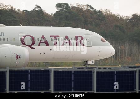 Qatar Airways und Star Alliance Flugzeuge am Flughafen , Deutschland, Hessen, Frankfurt am Main, 12.11.2024, ein Qatar Airways Boeing 787 und ein Lufthansa Star Alliance Flugzeug auf dem Rollfeld bei bewölktem Himmel am Flughafen, bereit für den Abflug. Kennung A7-BHE *** Qatar Airways und Star Alliance Flugzeuge am Flughafen , Deutschland, Hessen, Frankfurt am Main, 12 11 2024, eine Qatar Airways Boeing 787 und ein Lufthansa Star Alliance Flugzeug auf dem Asphalt unter bewölktem Himmel am Flughafen, bereit für den Start Identifikation A7 BHE Stockfoto