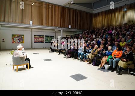 Dame Sheila Hancock, Vizepräsidentin des St Christopher's Hospice, sprach bei einer Spendenaktion zugunsten des Hospizes am Dulwich College in London. Bilddatum: Dienstag, 12. November 2024. Stockfoto