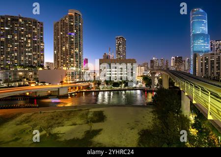 Skyline der Innenstadt von Miami im Brickell District mit Metromover Monorail, Florida, USA Stockfoto