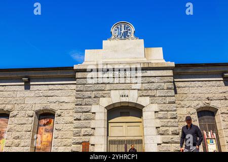 Historisches South Gate House des Central Park Reservoir in New York City mit klassischer Uhr- und Steinarchitektur. New York. USA. Stockfoto