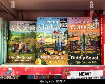 Jeremy Clarkson, Diddly Squat Farm, Clarkson's Farm Bücher zum Verkauf im örtlichen Buchladen Stockfoto