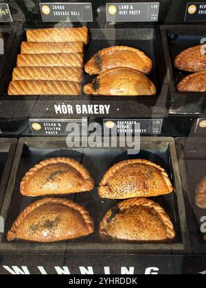 Herzhafte Wurst-Rolls, Lamb & Mint Pasty, Steak & Stilton Pasty und Pepered Steak Cornish Pasty, zum Verkauf im Feinkostgeschäft Stockfoto