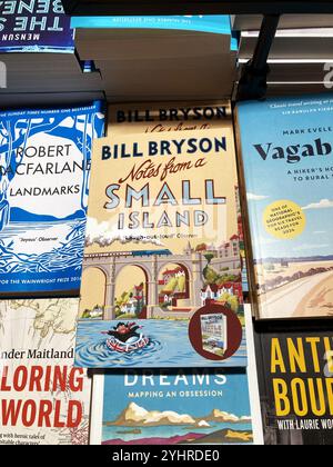 Bill Bryson, Notes from a Small Island, Buch zum Verkauf im örtlichen Buchladen Stockfoto