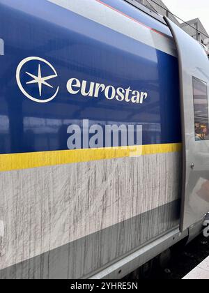 Der Eurostar-Zug verbindet Europa mit dem Vereinigten Königreich. Eurostar-Zug mit Eurostar-Logo an der Seite des Fahrzeugs. Stockfoto