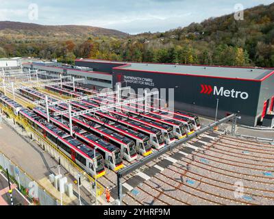 Taffs Well, bei Cardfiff, Wales, Großbritannien - 12. November 2024: Neue Citylinks-Straßenbahnzüge der Baureihe 398 für die South Wales Metro reihten im neuen Bahnhof an Stockfoto