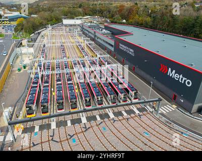 Taffs Well, bei Cardfiff, Wales, Großbritannien - 12. November 2024: Neue Citylinks-Straßenbahnzüge der Baureihe 398 für die South Wales Metro reihten im neuen Bahnhof an Stockfoto