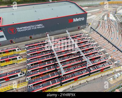 Taffs Well, bei Cardfiff, Wales, Großbritannien - 12. November 2024: Neue Citylinks-Straßenbahnzüge der Baureihe 398 für die South Wales Metro reihten im neuen Bahnhof an Stockfoto