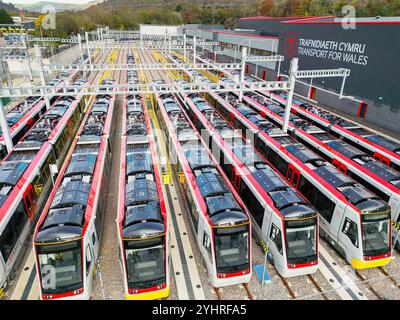 Taffs Well, bei Cardfiff, Wales, Großbritannien - 12. November 2024: Neue Citylinks-Straßenbahnzüge der Baureihe 398 für die South Wales Metro reihten im neuen Bahnhof an Stockfoto