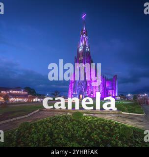 Kathedrale aus Stein bei Nacht und Schild der Stadt Canela (Catedral de Pedra) - Kirche unserer Lieben Frau von Lourdes - Canela, Rio Grande do Sul, Brasilien Stockfoto