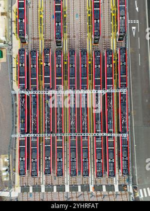 Taffs Well, bei Cardfiff, Wales, Großbritannien - 12. November 2024: Blick von oben auf die neuen Citylinks-Straßenbahnzüge der Baureihe 398 für die South Wales Metro, die in Th angereiht wurden Stockfoto