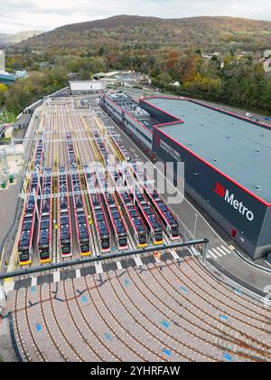 Taffs Well, nahe Cardfiff, Wales, UK - 12. November 2024: Neue Citylinks-Straßenbahnzüge der Baureihe 398 für die South Wales Metro standen in der neuen Hauptbahn Stockfoto