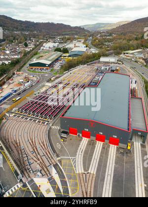 Taffs Well, nahe Cardfiff, Wales, UK - 12. November 2024: Neue Citylinks-Straßenbahnzüge der Baureihe 398 für die South Wales Metro standen in der neuen Hauptbahn Stockfoto