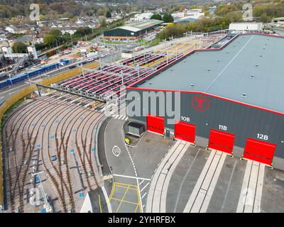 Taffs Well, nahe Cardfiff, Wales, UK - 12. November 2024: Neues Zugdepot für die South Wales Metro for Transport for Wales in Taffs Well am Ortsrand Stockfoto