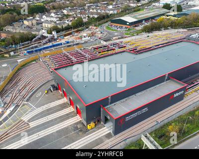 Taffs Well, nahe Cardfiff, Wales, UK - 12. November 2024: Neues Zugdepot für die South Wales Metro for Transport for Wales in Taffs Well am Ortsrand Stockfoto