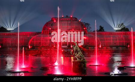 London, Großbritannien. November 2024. The Palm House Show – Eine lebendige Projektion, Lichter und Laserstrahl-Show beleuchtet das Palm House und den See mit seiner zentralen Statue und Springbrunnen. Der jährliche Christmas at Kew Illuminations and Light Trail at Kew Gardens kehrt zum 12. Jahr zurück und bietet Tausende von blendenden Lichtern, Klängen und faszinierenden Erlebnissen entlang des 3 km langen Weges. Es ist vom 13. November bis 5. Januar geöffnet. Quelle: Imageplotter/Alamy Live News Stockfoto