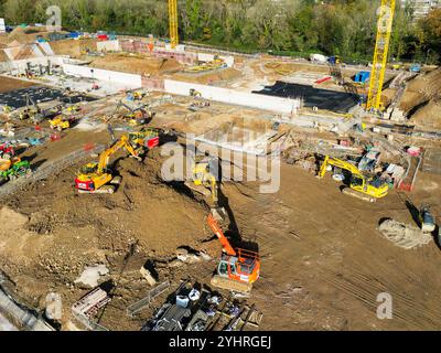 Whitchurch, Cardiff, Wales, Vereinigtes Königreich - 12. November 2024: Luftaufnahme von Baggern, die auf dem Gelände eines neuen Krankenhauses am Stadtrand von Cardiff arbeiten Stockfoto
