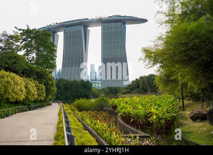 Blick auf das Marina Bay Sands Hotel von den Spazierwegen der Gardens by the Bay, ein umweltfreundlicher Grünbereich, der bei Einheimischen und Touristen gleichermaßen beliebt ist. Stockfoto