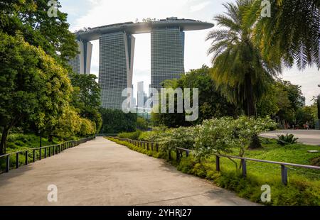 Blick auf das Marina Bay Sands Hotel von den Spazierwegen der Gardens by the Bay, ein umweltfreundlicher Grünbereich, der bei Einheimischen und Touristen gleichermaßen beliebt ist. Stockfoto