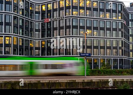 Der Hauptsitz des Logistikdienstleisters DB Schenker AG in der Kruppstraße am Hauptbahnhof Essen, NRW, Deutschland, Stockfoto