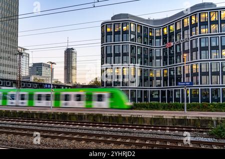 Der Hauptsitz des Logistikdienstleisters DB Schenker AG in der Kruppstraße am Hauptbahnhof Essen, Skyline, NRW, Deutschland, Stockfoto