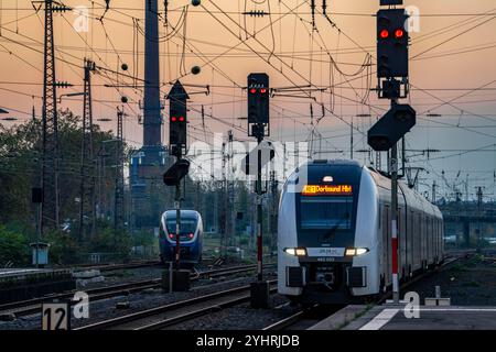 Regional-Express, RE1 nach Dortmund, RRX, Rhein-Ruhr-Express, Einfahrt in den Hauptbahnhof Essen, Dämmerung, NRW, Deutschland, Stockfoto