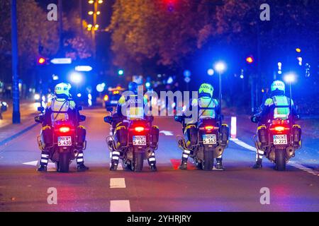 Polizeimotorräder, blockieren bei einer Veranstaltung am Abend eine Straße, Essen NRW, Deutschland, Stockfoto