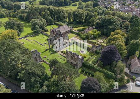 Aus der Vogelperspektive der Ruinen von Wenlock Priory, Lot Wenlock, Shropshire, Großbritannien. Stockfoto