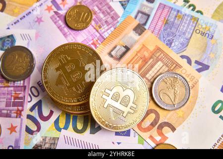 Bayern, Deutschland - 11 2024: Bitcoin und Euro - symbolisches Image für Krypto- und traditionelle Währungen auf dem Finanzmarkt und Kryptowährungen oder digitale Währungen basierend auf Blockchain, Preisen, die gegenüber dem USD oder US-Dollar steigen und fallen. *** Bitcoin und Euro - Symbolbild für Krypto und traditionelle Währungen im Finanzmarkt und Kryptowährungen, bzw. Digitale Währung auf Blockchain-Basis, Kurse, steigend und fallend zum USD, bzw. US-Dollar. Stockfoto