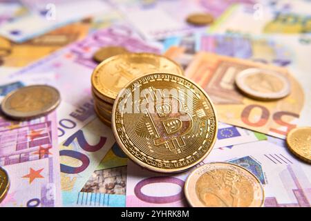 Bayern, Deutschland - 11 2024: Bitcoin und Euro - symbolisches Image für Krypto- und traditionelle Währungen auf dem Finanzmarkt und Kryptowährungen oder digitale Währungen basierend auf Blockchain, Preisen, die gegenüber dem USD oder US-Dollar steigen und fallen. *** Bitcoin und Euro - Symbolbild für Krypto und traditionelle Währungen im Finanzmarkt und Kryptowährungen, bzw. Digitale Währung auf Blockchain-Basis, Kurse, steigend und fallend zum USD, bzw. US-Dollar. Stockfoto