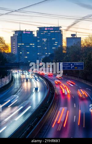 Abendverkehr, teilweise mit Staus, langsam fahrender Verkehr auf der Autobahn A40, Essener Skyline, Evonik Group Hauptsitz, Essen, NRW, Deutschland Stockfoto