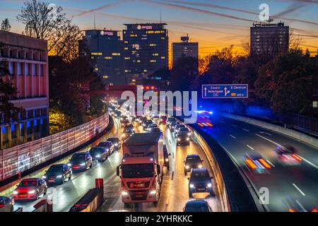 Abendverkehr, teilweise mit Staus, langsam fahrender Verkehr auf der Autobahn A40, Essener Skyline, Evonik Group Hauptsitz, Essen, NRW, Deutschland Stockfoto