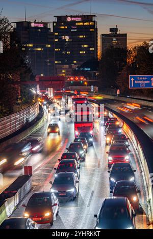 Abendverkehr, teilweise mit Staus, langsam fahrender Verkehr auf der Autobahn A40, Essener Skyline, Evonik Group Hauptsitz, Essen, NRW, Deutschland Stockfoto