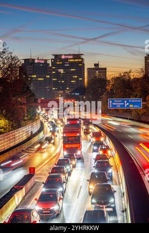 Abendverkehr, teilweise mit Staus, langsam fahrender Verkehr auf der Autobahn A40, Essener Skyline, Evonik Group Hauptsitz, Essen, NRW, Deutschland Stockfoto