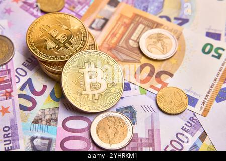 Bayern, Deutschland - 11 2024: Bitcoin und Euro - symbolisches Image für Krypto- und traditionelle Währungen auf dem Finanzmarkt und Kryptowährungen oder digitale Währungen basierend auf Blockchain, Preisen, die gegenüber dem USD oder US-Dollar steigen und fallen. *** Bitcoin und Euro - Symbolbild für Krypto und traditionelle Währungen im Finanzmarkt und Kryptowährungen, bzw. Digitale Währung auf Blockchain-Basis, Kurse, steigend und fallend zum USD, bzw. US-Dollar. Stockfoto