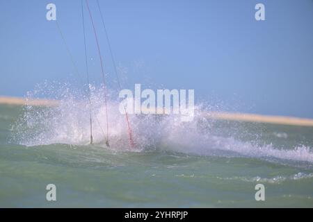 Doha Katar - 9. Mai 2024: Professioneller Kiter macht den schwierigen Trick vor einem wunderschönen Hintergrund. Kitesurfen Kiteboarding Action Fotos Mann unter Wabe Stockfoto