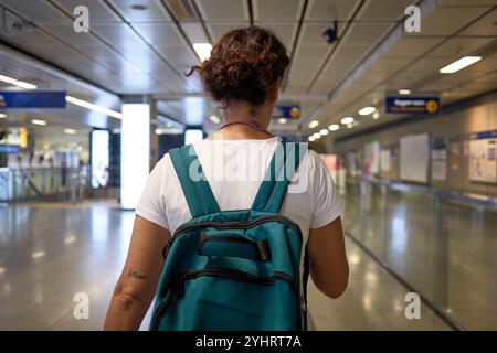 Touristenwanderung in bangkok U-Bahn-Station mit Rucksack Stockfoto
