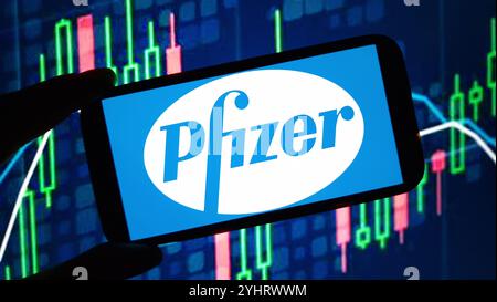 Konskie, Polen – 12. November 2024: Das Firmenlogo von Pfizer wird auf dem Mobiltelefon angezeigt Stockfoto