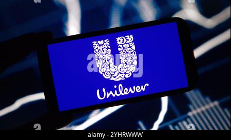 Konskie, Polen - 12. November 2024: Unilever Firmenlogo auf dem Mobiltelefon Stockfoto